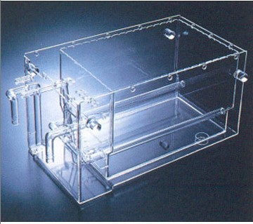 Quartz tank for wet semiconductor wafer processing